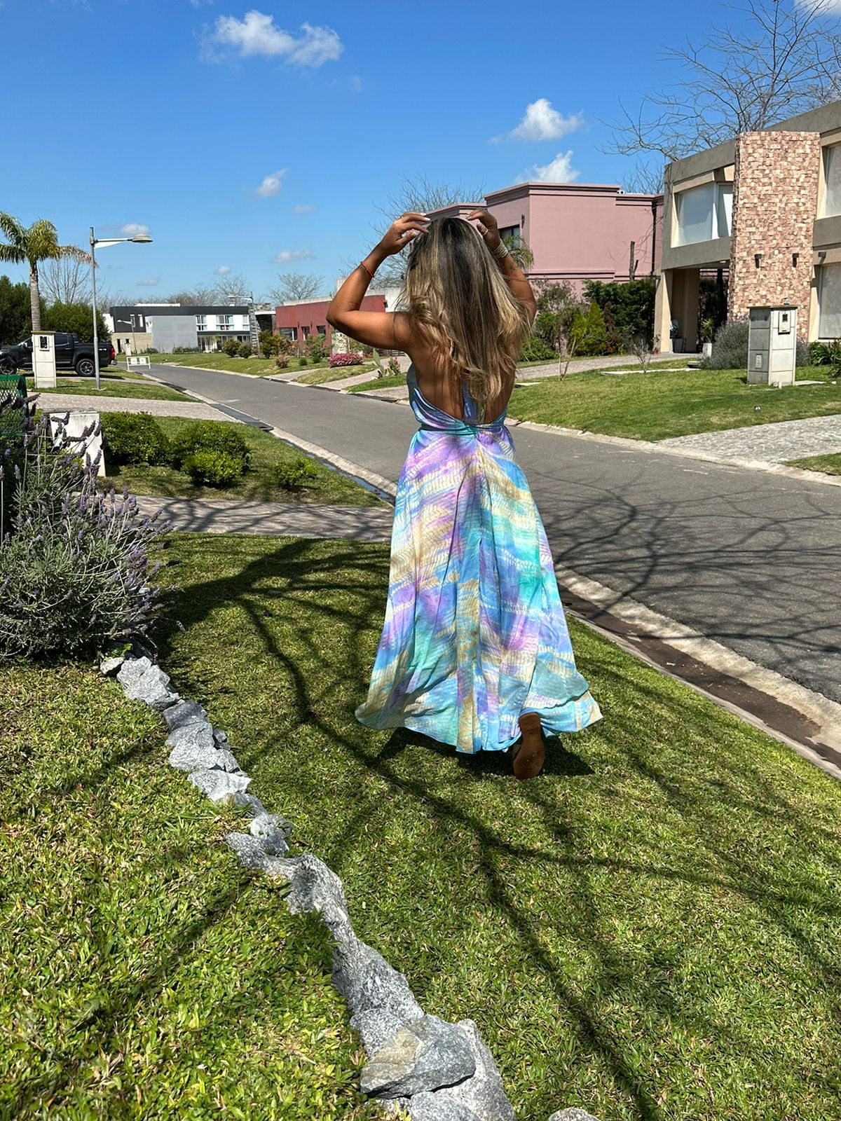 MODELO DE ESPALDAS CON VESTIDO LARGO UNICO TALLE, MULTICOLOR